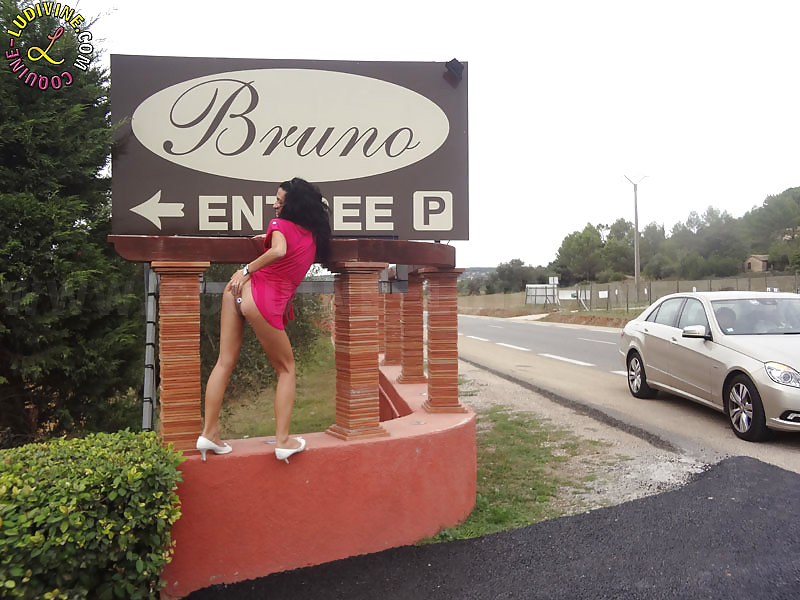 Ludivine puta mostrando en frente de un restaurante
 #12552600