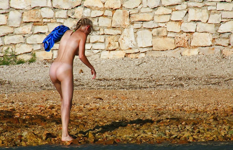 Giovane danese sulla spiaggia nudista
 #10623680