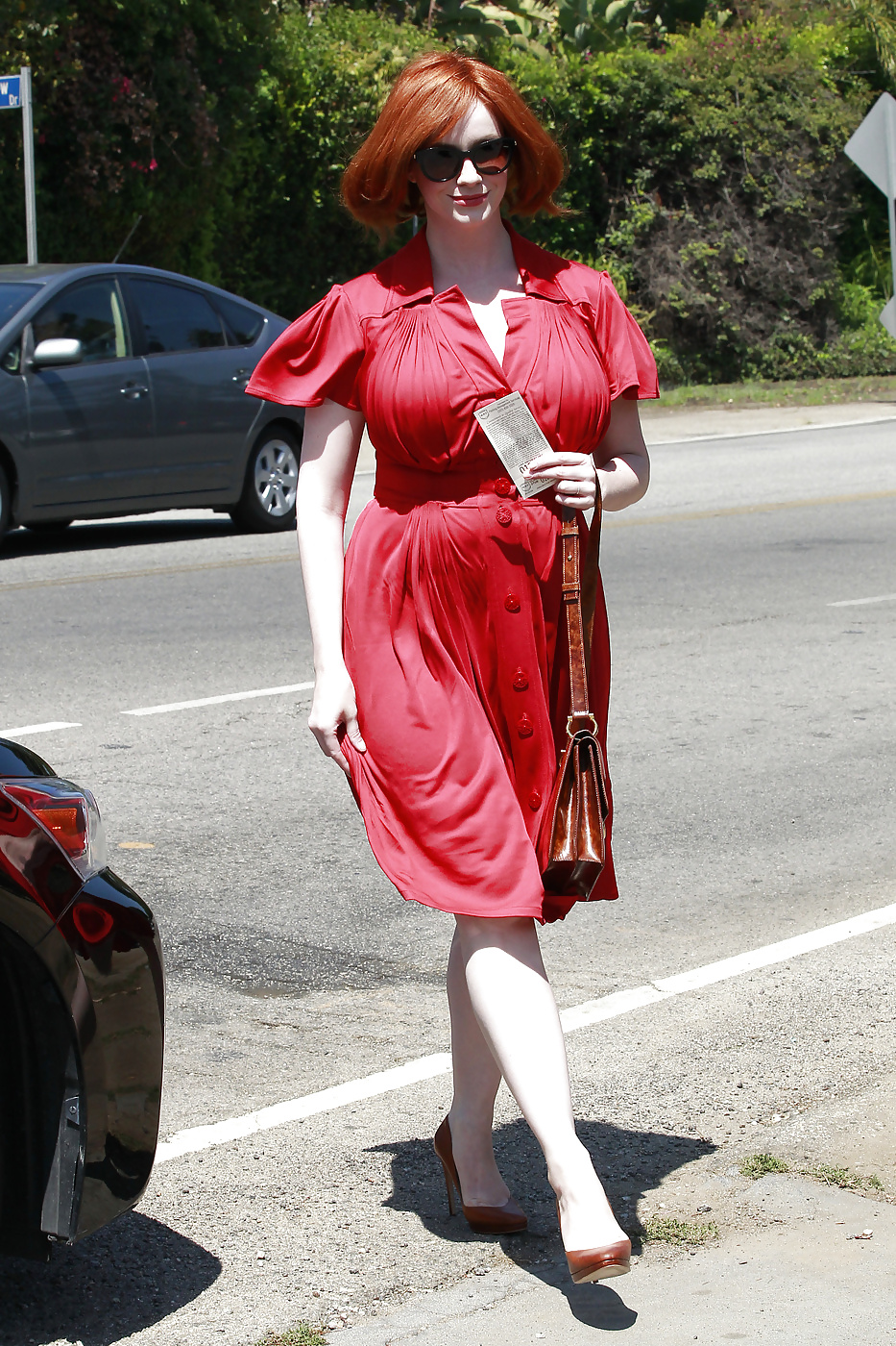 Christina hendricks - ¡los montículos de jersey van a entrar en erupción!
 #22531755