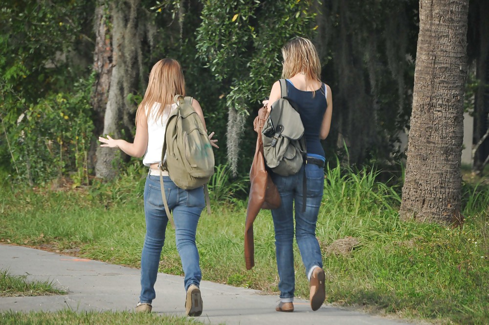 College-Neuling Zu Fuß In Die Klasse #14546185