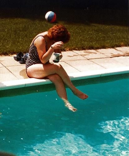 La mia mamma calda in piscina
 #2367486