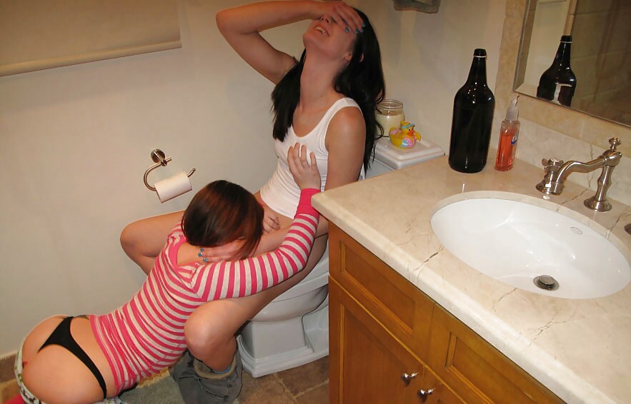 Homemade Bathroom Lesbians #17843034