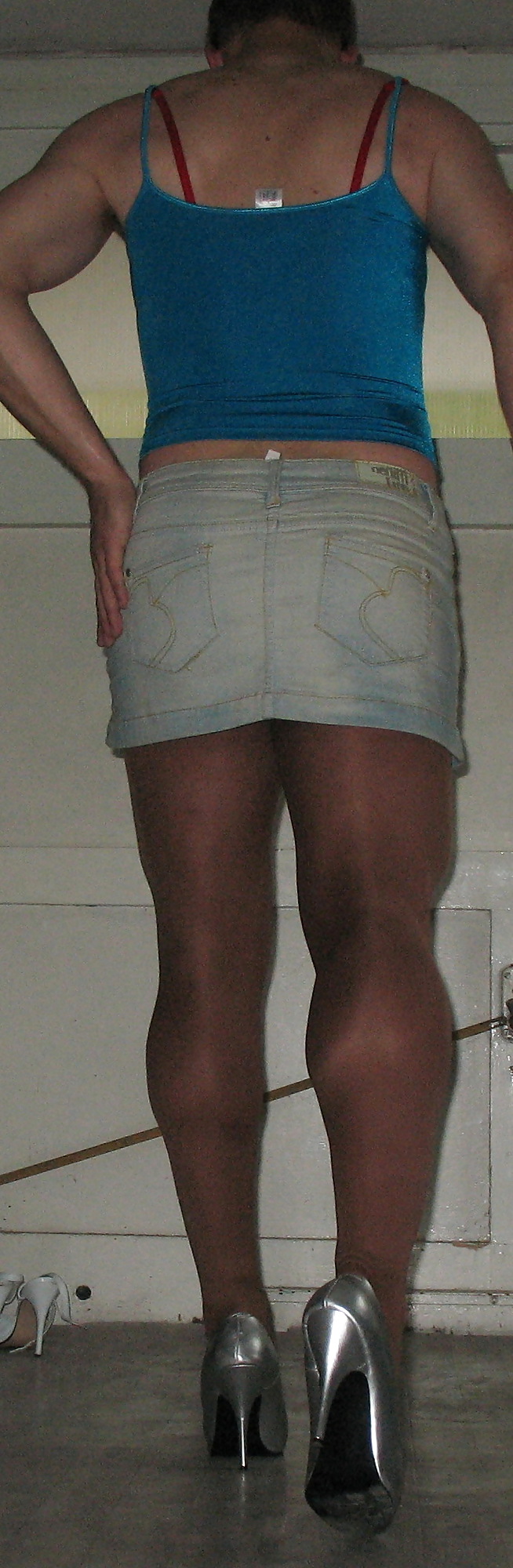 Más mallas tacones medias piernas culo desnudo y voyeur
 #6144357