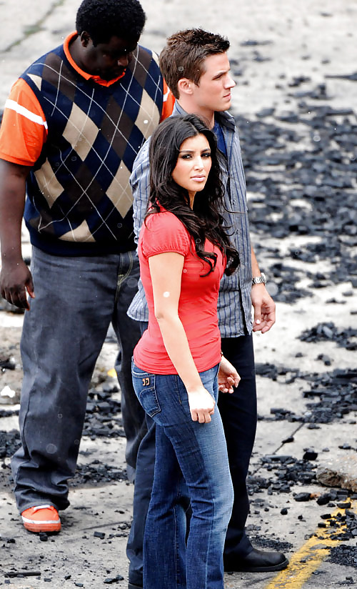 Kim Kardashian Filming Disaster Movie #3942870