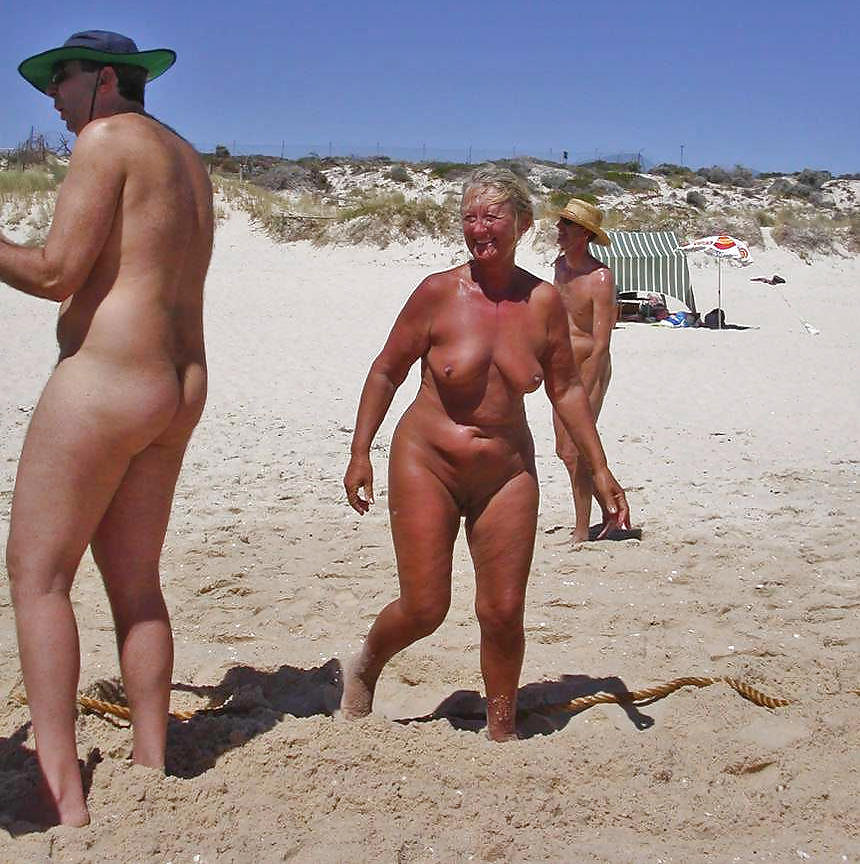 Nudistas de playa mayores
 #2338731