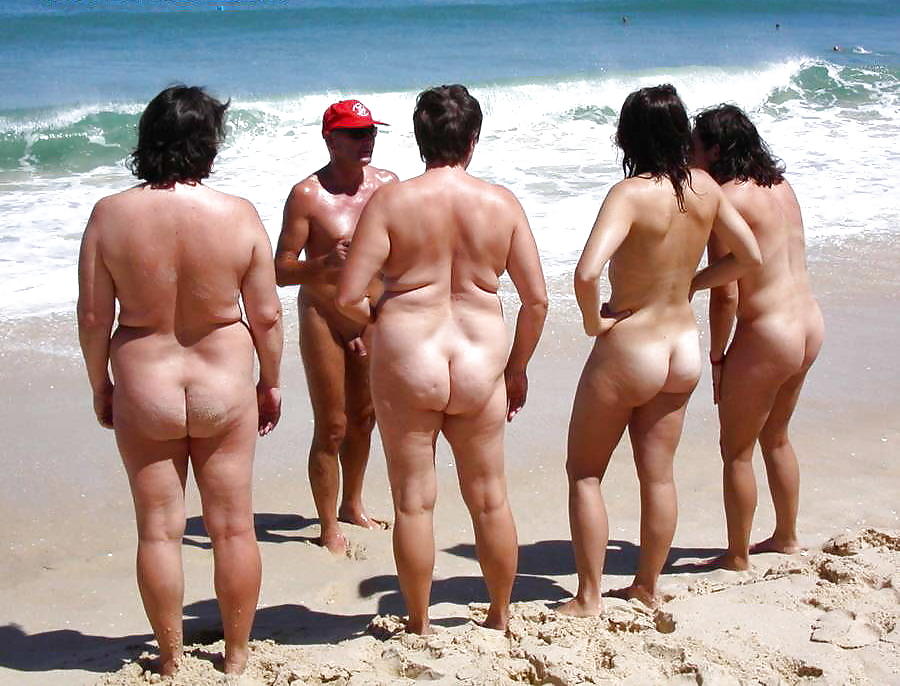 Nudistas de playa mayores
 #2338740