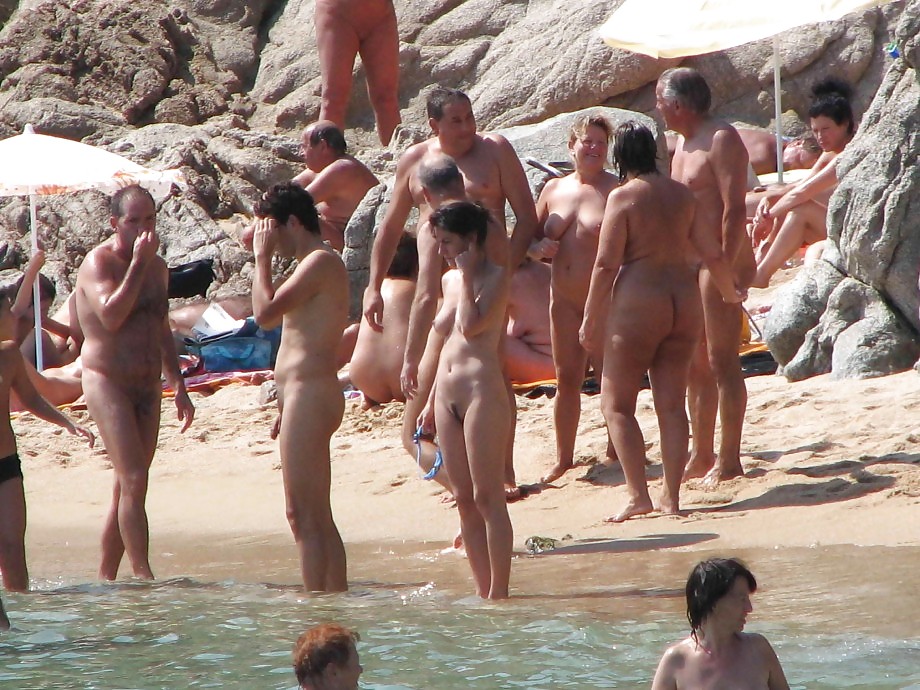 Nudistas de playa mayores
 #2338813
