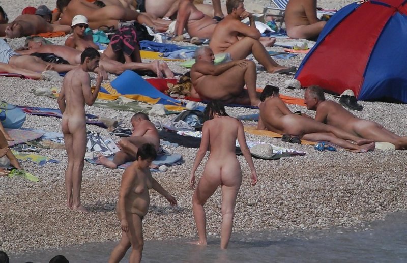 Nudistas de playa mayores
 #2339017