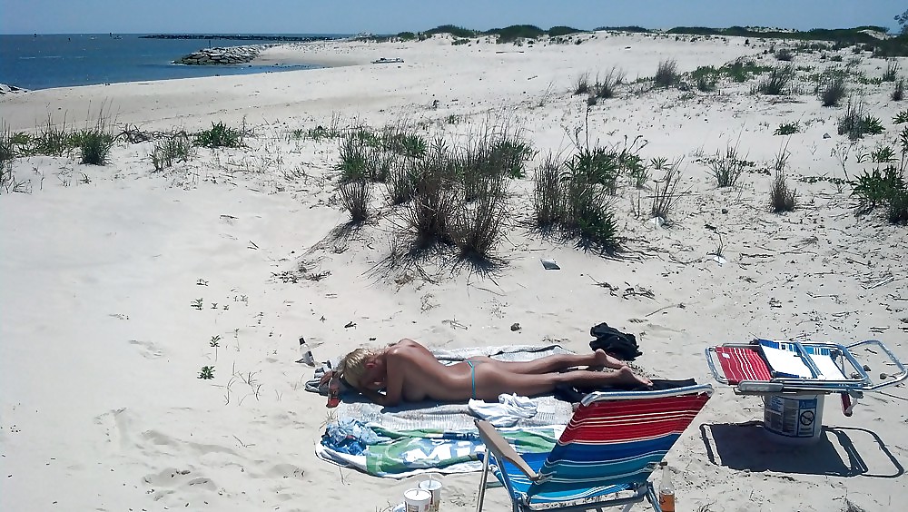 Culo e tette amatoriali in perizoma in pubblico sulla spiaggia e piscina
 #19772481