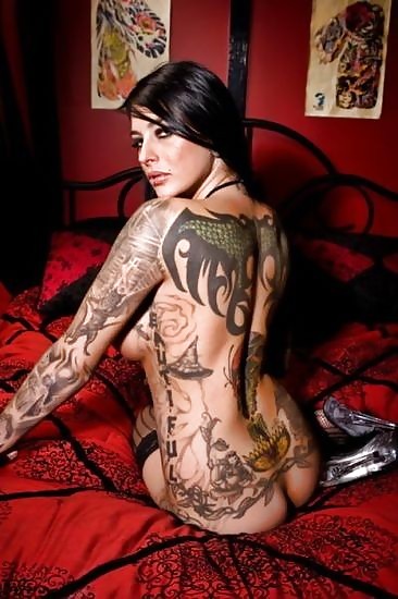 Ragazza sexy con tatuaggi
 #173357