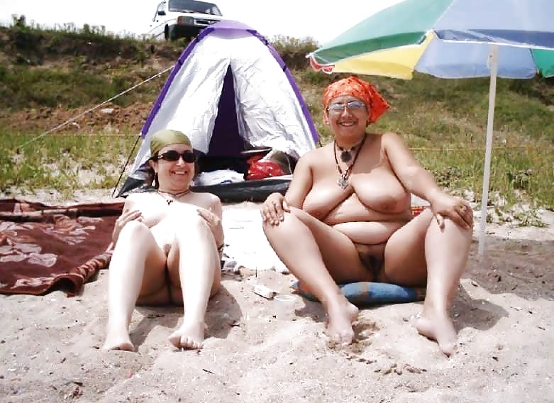Jóvenes nudistas en la playa
 #452473
