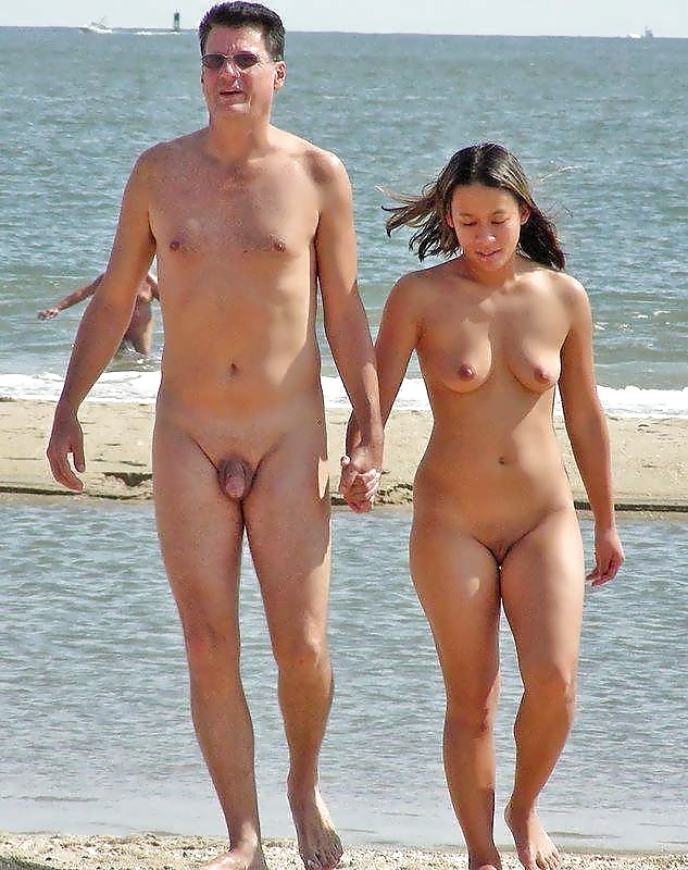 Jóvenes nudistas en la playa
 #452492