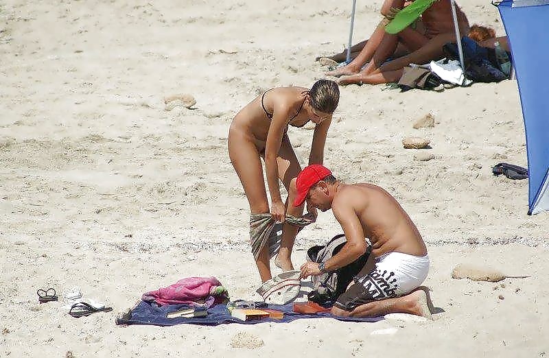 Jóvenes nudistas en la playa
 #452638