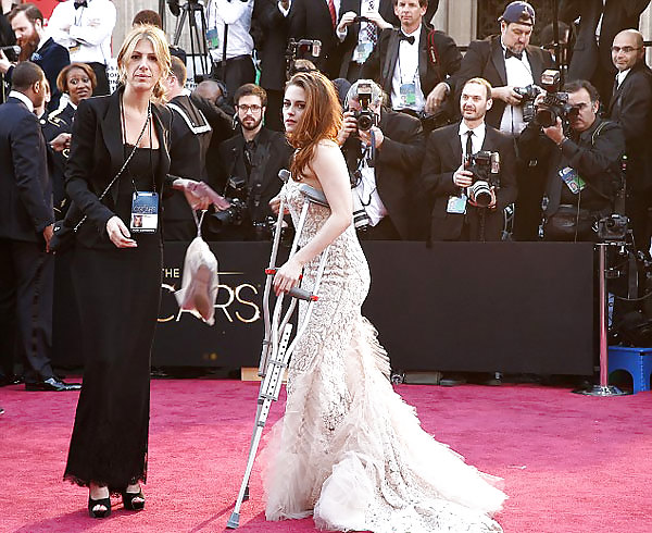 Kristen Stewart arrived on crutches... #14841384