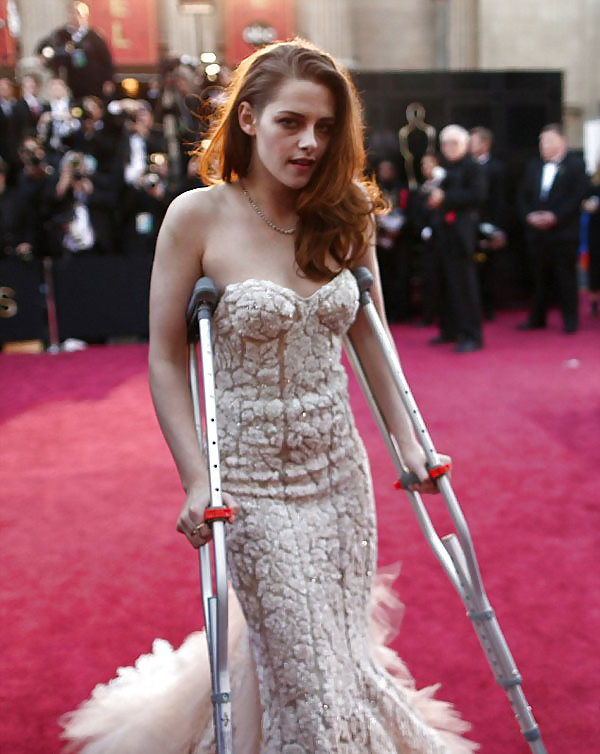 Kristen Stewart arrived on crutches... #14841401