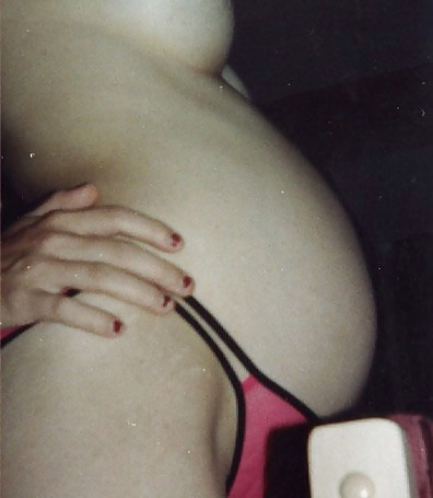 Rubia embarazada mostrando con orgullo su barriga y sus tetas
 #10370136