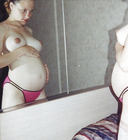 Rubia embarazada mostrando con orgullo su barriga y sus tetas
 #10370186