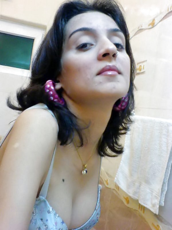 トップレスでポーズをとるインド人女性 - coolbudy
 #8091288