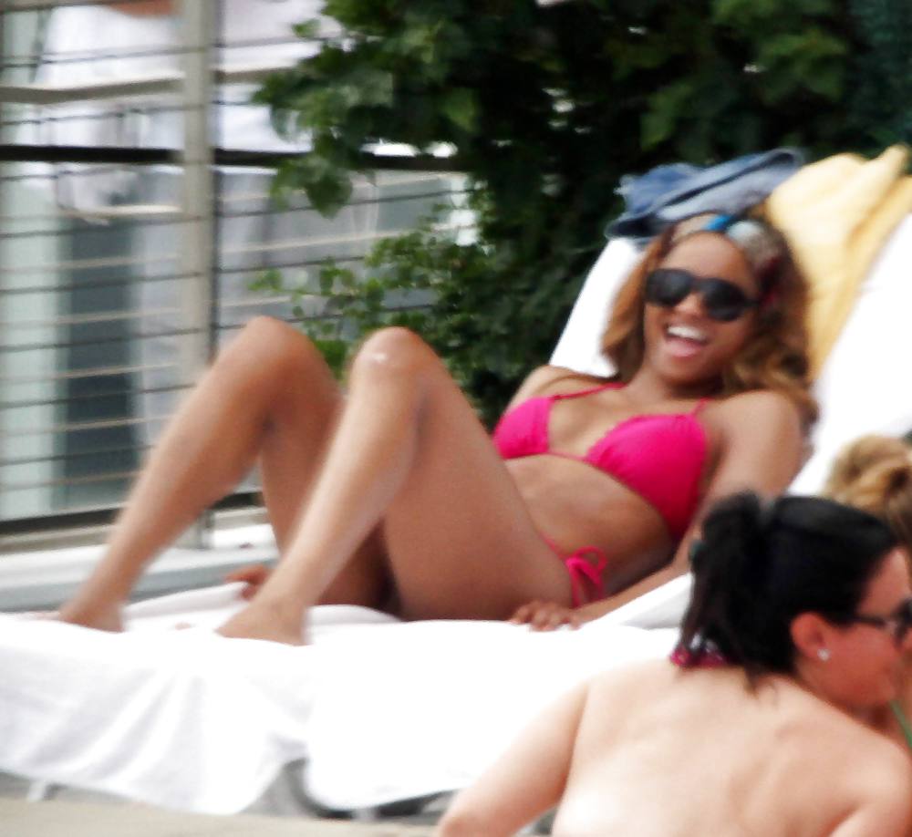 Ciara In Einem Rosa Bikini Am Pool In Ihrem Luxushotel In Miami #4735107