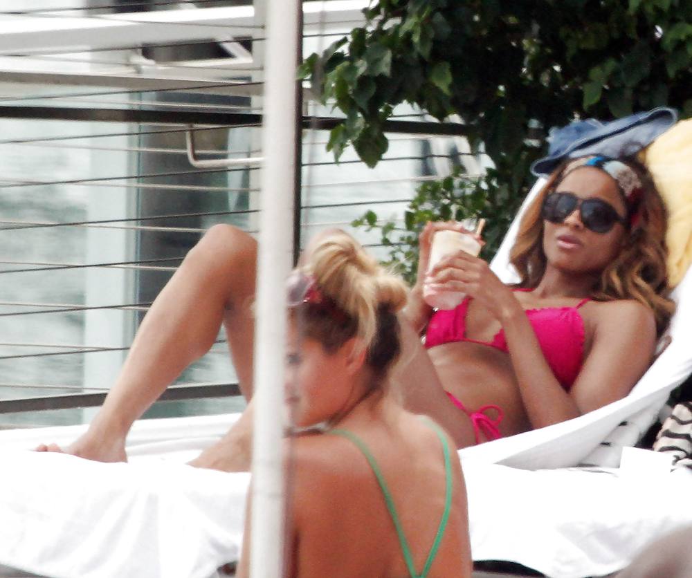 Ciara In Einem Rosa Bikini Am Pool In Ihrem Luxushotel In Miami #4735116