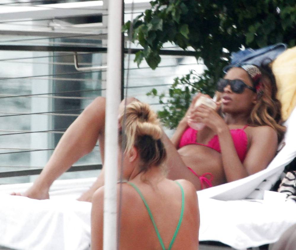 Ciara In Einem Rosa Bikini Am Pool In Ihrem Luxushotel In Miami #4735198