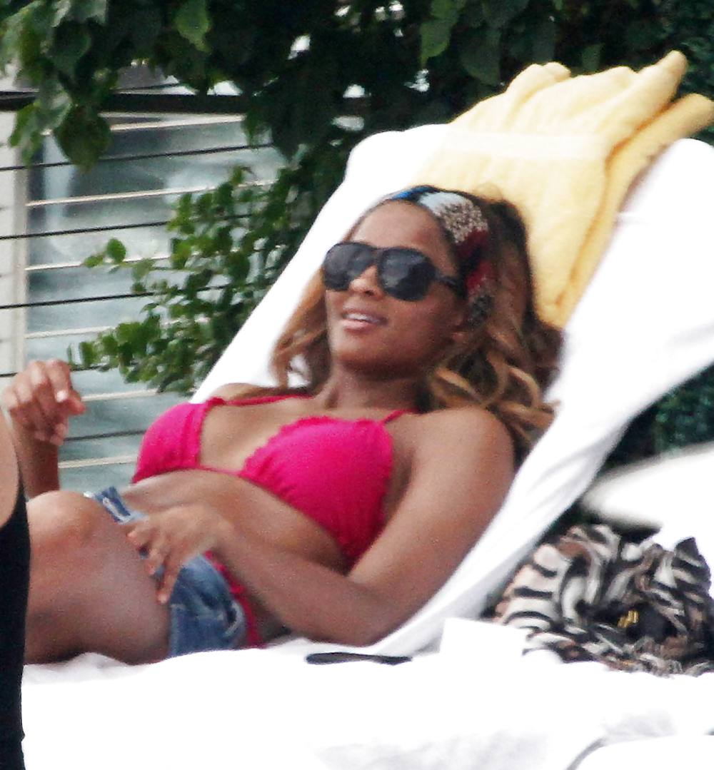 Ciara In Einem Rosa Bikini Am Pool In Ihrem Luxushotel In Miami #4735242
