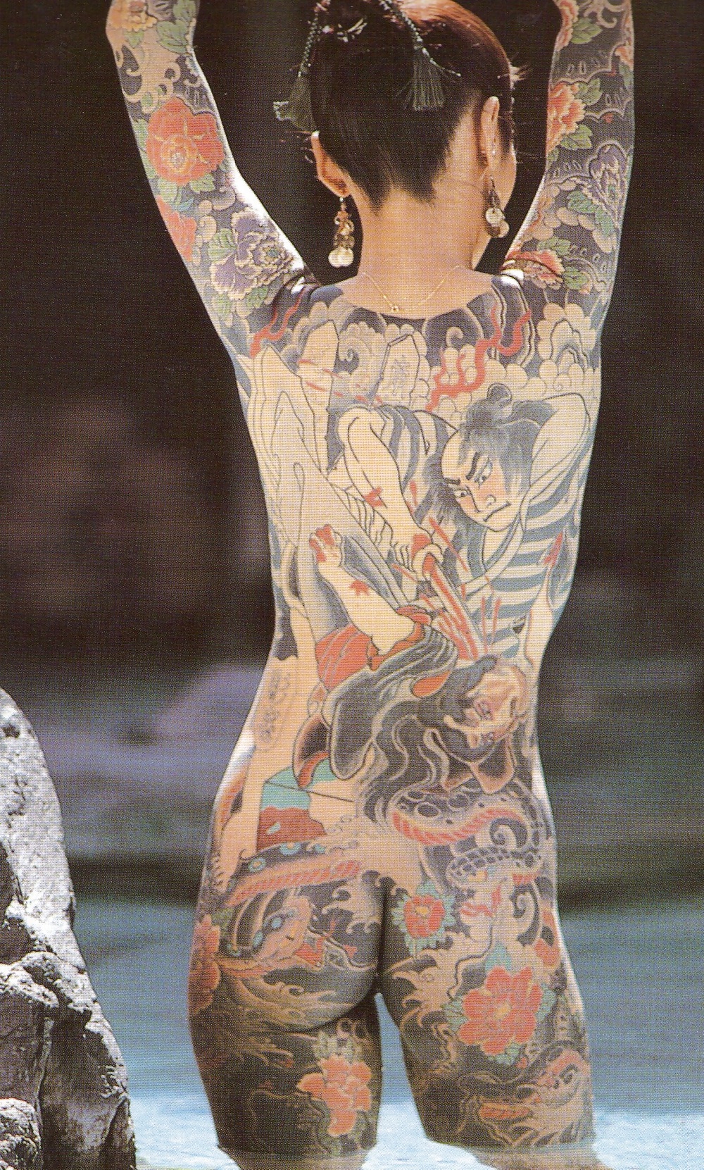 Tatuajes tradicionales japoneses en las mujeres
 #9391078