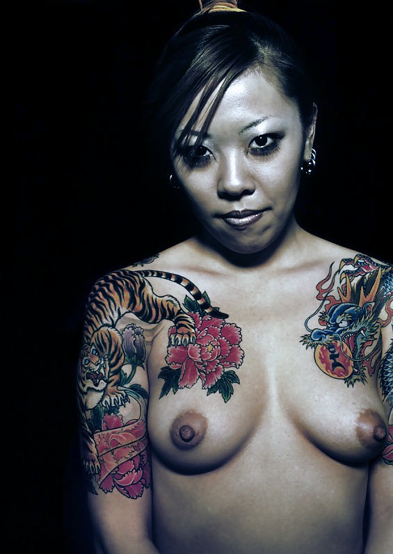 Tatuajes tradicionales japoneses en las mujeres
 #9391125