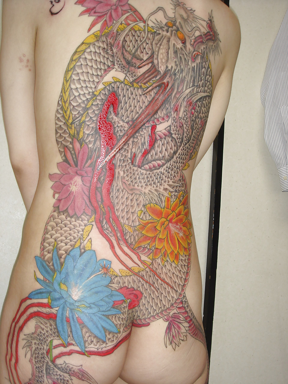Tatuajes tradicionales japoneses en las mujeres
 #9391304