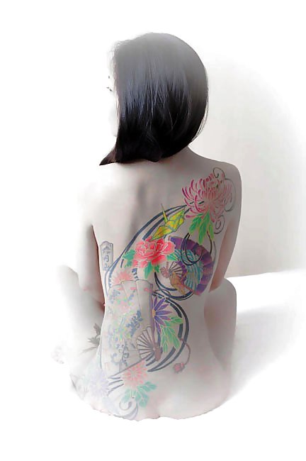 Tatuajes tradicionales japoneses en las mujeres
 #9391416