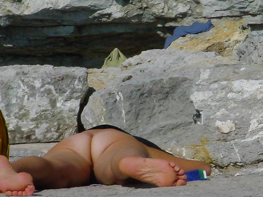 Nudisti maturi in spiaggia
 #582306