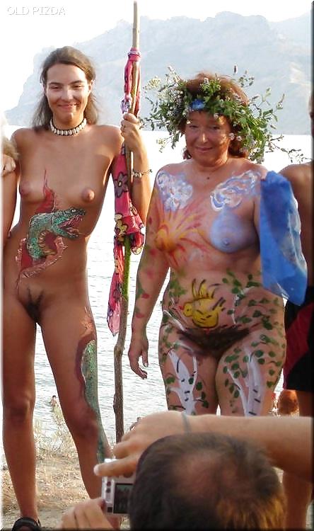 Nudisti maturi in spiaggia
 #582377