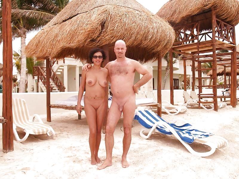 Nudisti maturi in spiaggia
 #582385
