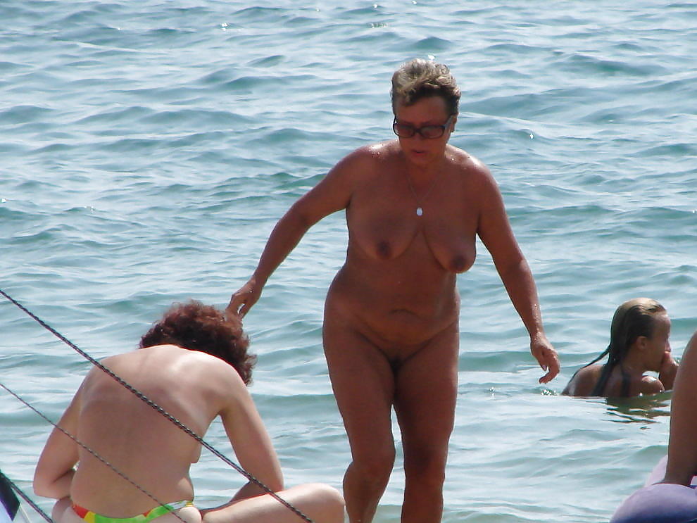 Maduras nudistas en la playa
 #582398