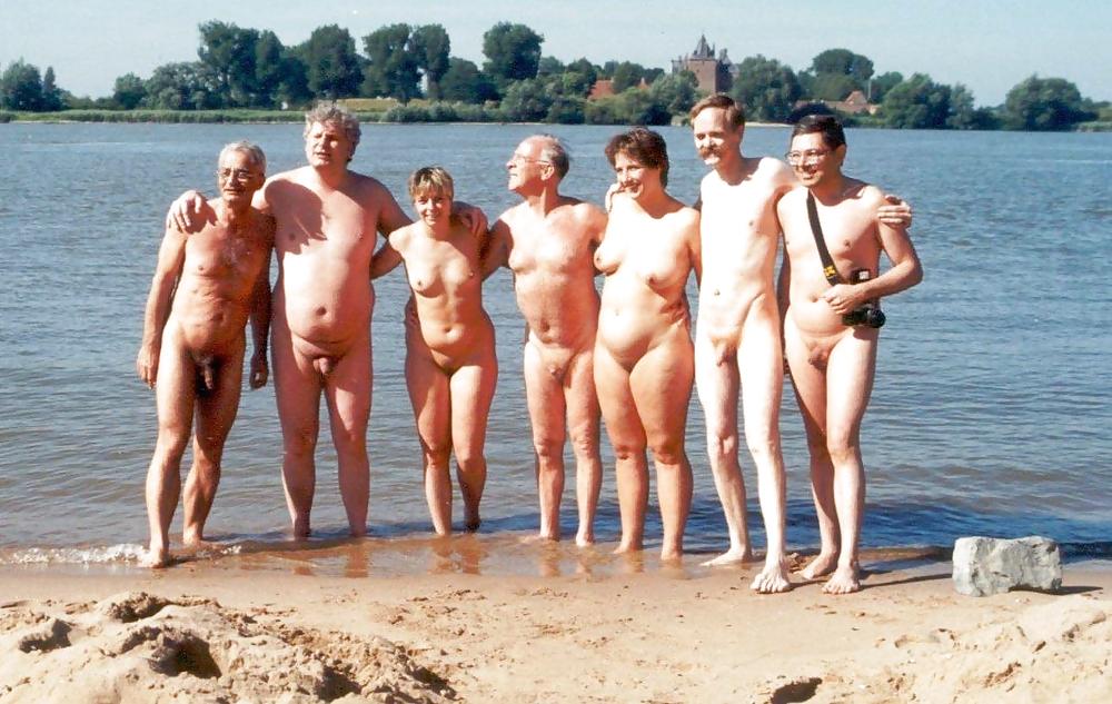Nudisti maturi in spiaggia
 #582446
