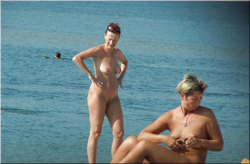 Nudisti maturi in spiaggia
 #582473