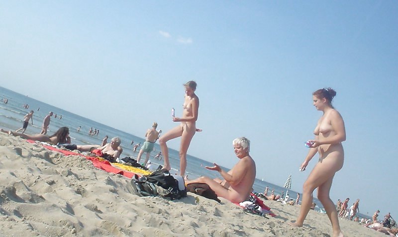 Nudisti maturi in spiaggia
 #582638