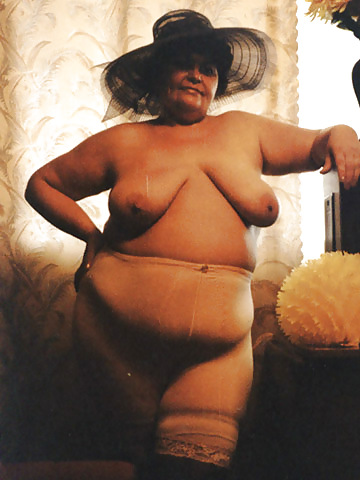 パンティーをはいた太った女性
 #7101076