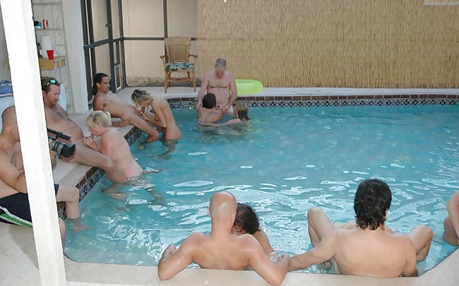 Sesso di gruppo amatoriale in piscina
 #4269613