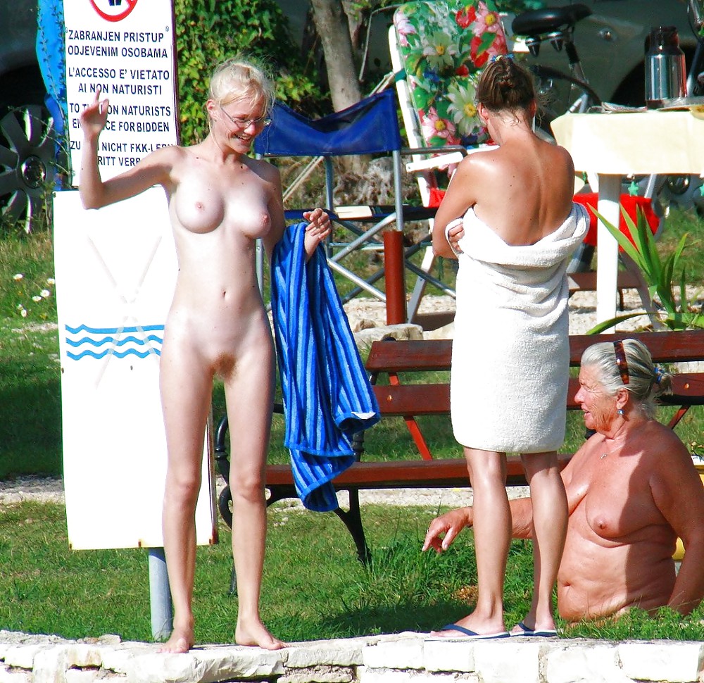 Nudisti naturisti pubblico all'aperto flash #18
 #16261428