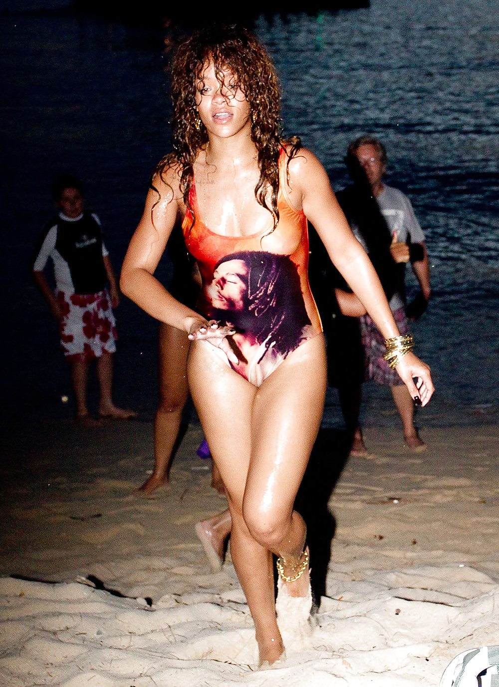 Rihanna - ir a nadar en Barbados
 #4999553
