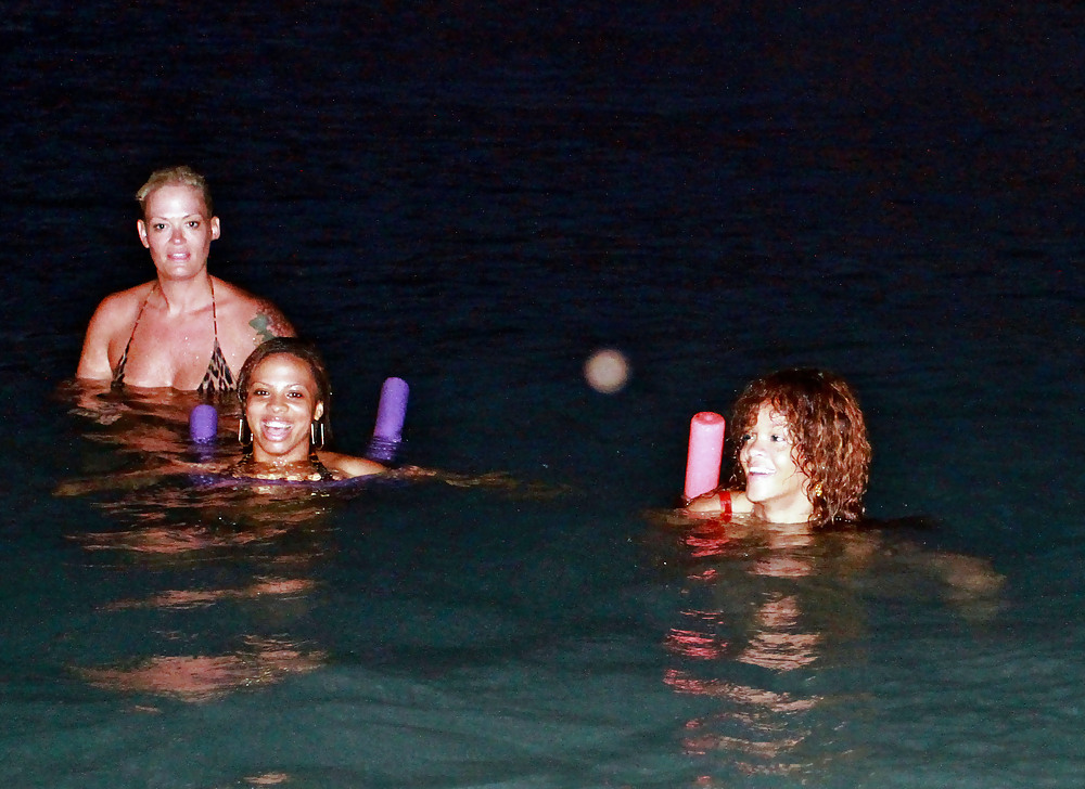 Rihanna - ir a nadar en Barbados
 #4999597