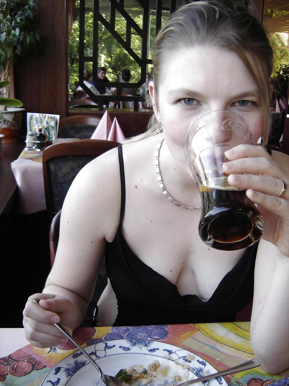 Linda y desvergonzada jenny posando al aire libre - n. c. 
 #6918416