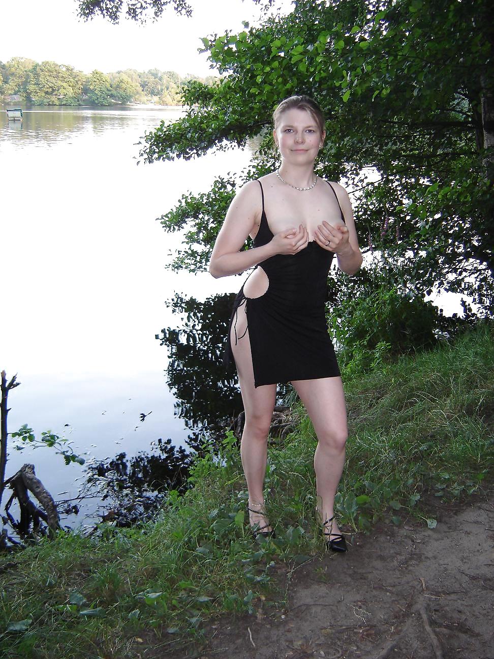 Linda y desvergonzada jenny posando al aire libre - n. c. 
 #6918439