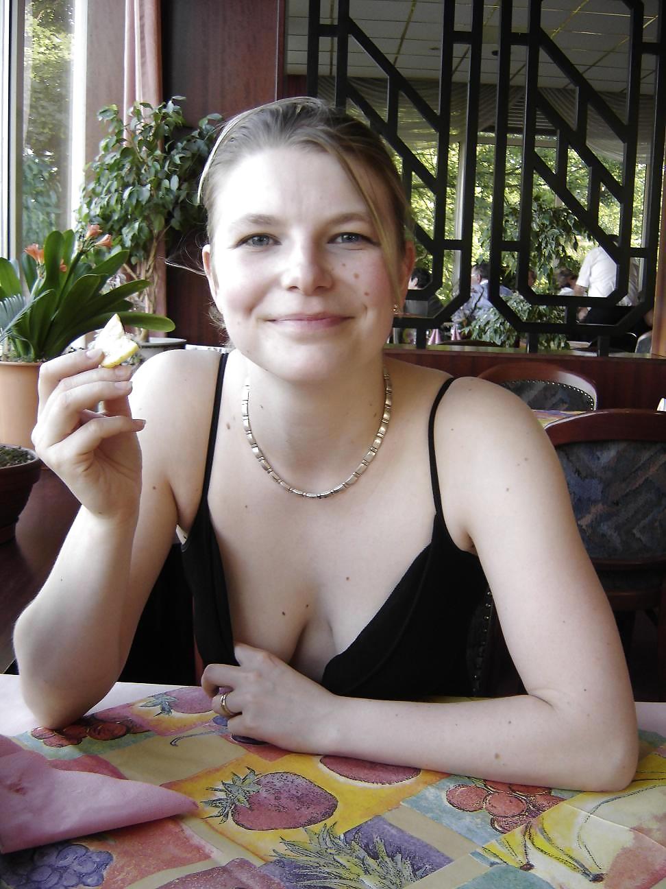 Linda y desvergonzada jenny posando al aire libre - n. c. 
 #6918461