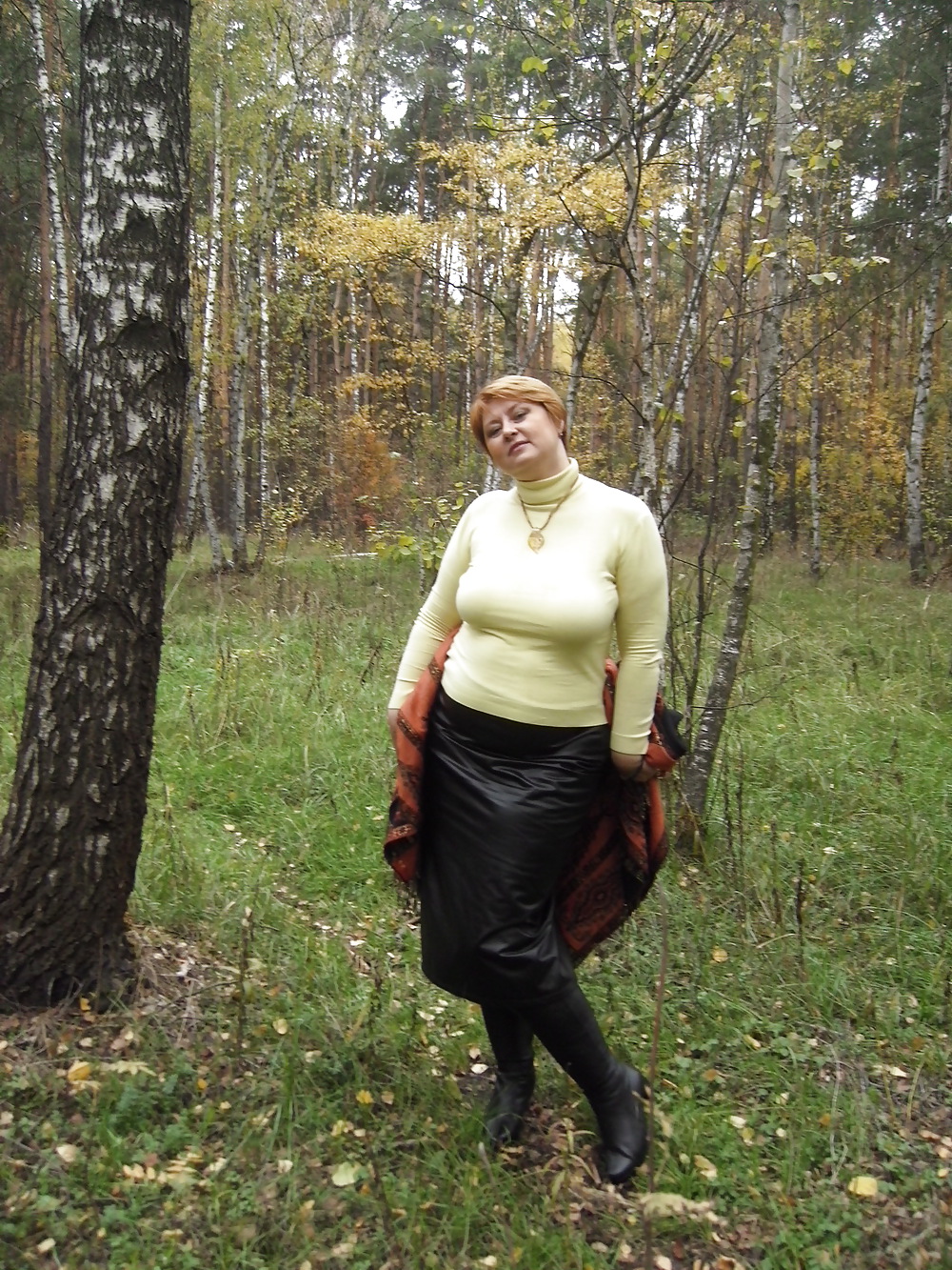 Anna expuesta en el bosque
 #17288843