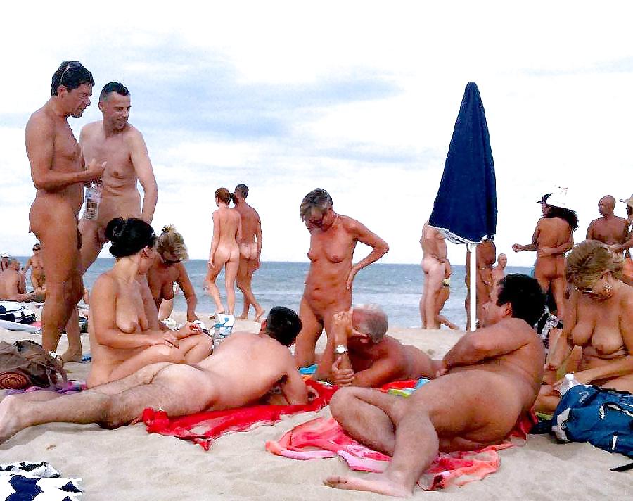 Mezcla de sexo en la playa 2
 #13763166