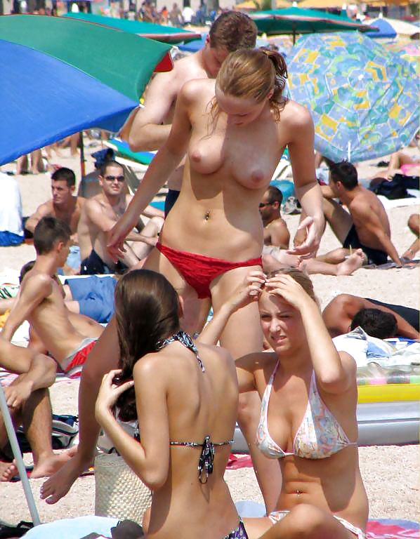 Spiaggia nuda topless 5
 #6747972
