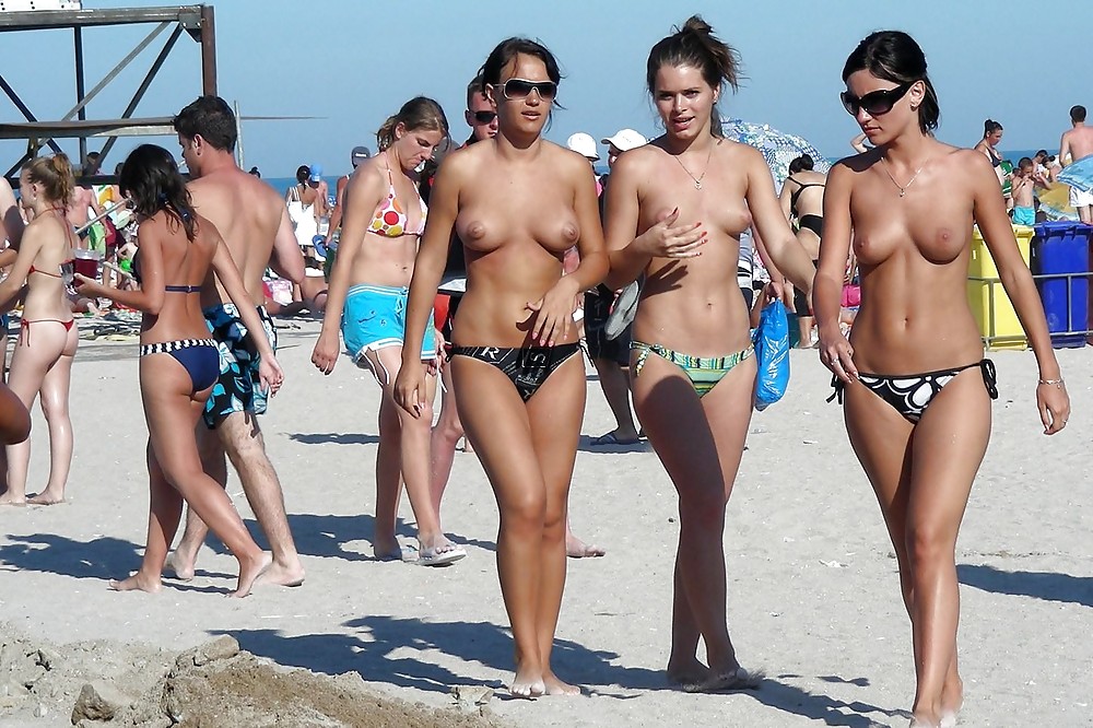 Teenager in topless sulla spiaggia
 #2024264