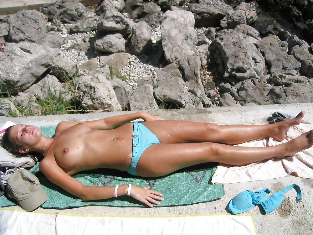 Teenager in topless sulla spiaggia
 #2024284